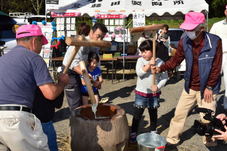 もちつきをする子どもの写真