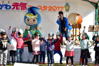 なかちゃん音頭を踊る子どもたちの写真