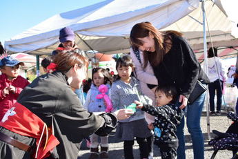 バルーンアートをもらう子どもの写真