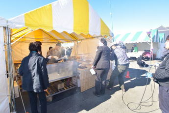 生中継の撮影をしている写真