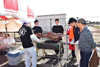 肉を焼いている写真