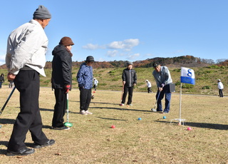 グランドゴルフをしている写真1