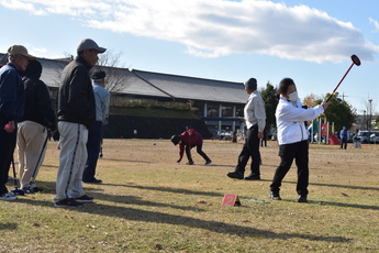 グラウンドゴルフをしている写真2