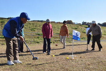 グラウンドゴルフをしている写真3