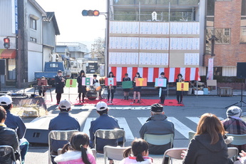 吹奏楽を演奏する高校生の写真