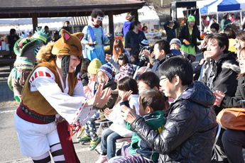 子どもとハイタッチをする出演者の写真