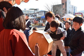 福引を引く子どもの写真