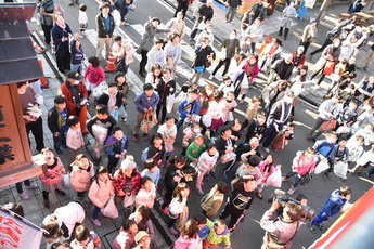 がらまきに集まる人々の写真