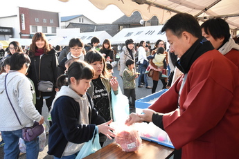 賞品をもらう子どもの写真