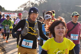 走る人々の写真