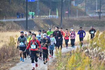 川沿いのコースを走る人々の写真