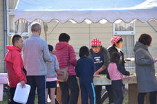 お母ちゃんカフェで食事を提供している写真