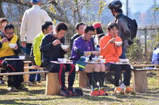昼食をとる選手たちの写真