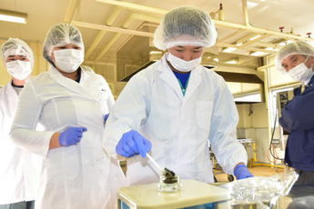 ビン詰め作業の写真