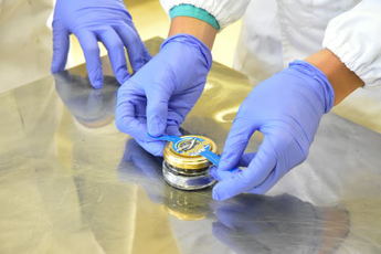 ラベル貼りをしている写真