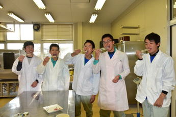 試食をする高校生たちの写真