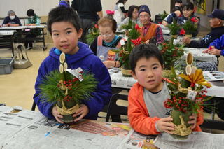 ミニ門松を持つ二人の男の子の写真