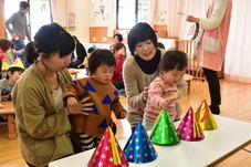 とんがり帽子を選ぶ子どもたちの写真