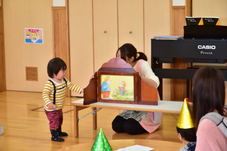 紙芝居に近づく子どもの写真