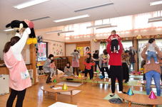 親子でエクササイズをしている写真