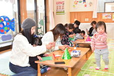 クリスマスブーツ作りをしている写真1