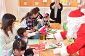 サンタさんがプレゼントを渡している写真2