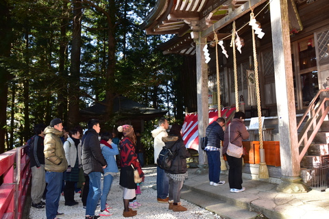 鷲子山上神社で初詣をする人の写真