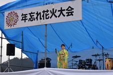 ステージで歌う演歌歌手の写真