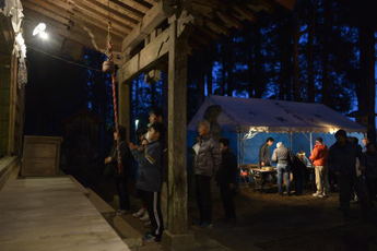 早朝に参拝する人々の写真