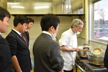 講師の説明を受ける高校生たちの写真