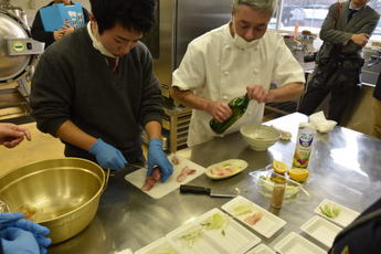 カルパッチョを作っている写真