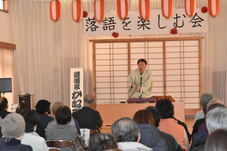 「知らずにすめば」(自作)を披露する道落亭かね平さんの写真