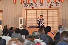 「辰巳の辻占」を披露する参遊亭小遊さんの写真