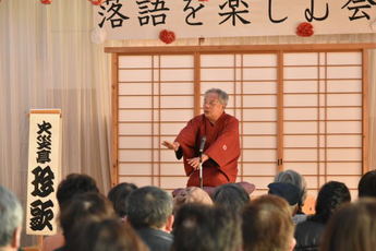 「子はかすがい」を披露する火災亭珍歌さん