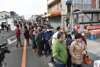 福袋の販売でできた行列の写真