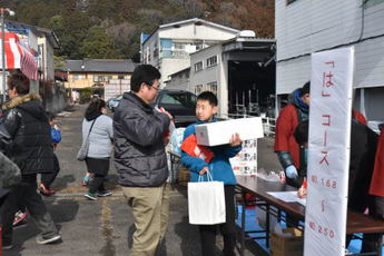 賞品をもらう人の写真1