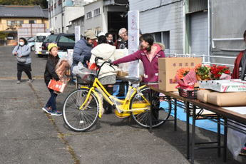 賞品をもらう人の写真2