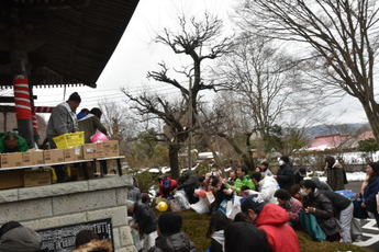 長泉寺の豆まき・ガラまきの写真4
