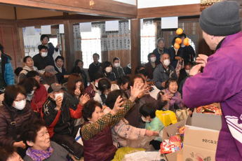 乾徳寺の豆まき・ガラまきの写真1