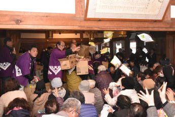 乾徳寺の豆まき・ガラまきの写真1