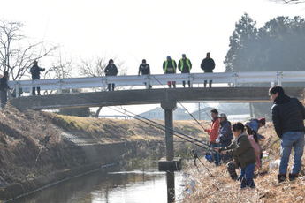 ます釣りをする人々の写真1