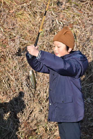 ますを釣った子どもの写真1 ますを釣った子どもの写真1