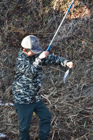 ますを釣った子どもの写真2
