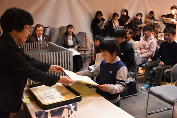 表彰状を授与している写真