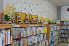 雛人形が書架の上に置かれている写真