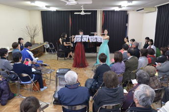 フルートを演奏する二人の女性の写真 フルートを演奏する二人の女性の写真