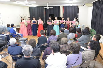 合唱をする学生たちの写真 合唱をする学生たちの写真