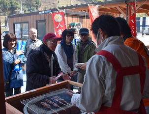 イノシシの串焼きを販売している写真