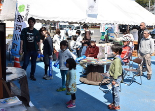 パブリックビューイングを見ている人々の写真