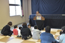 紙芝居の読み聞かせの写真